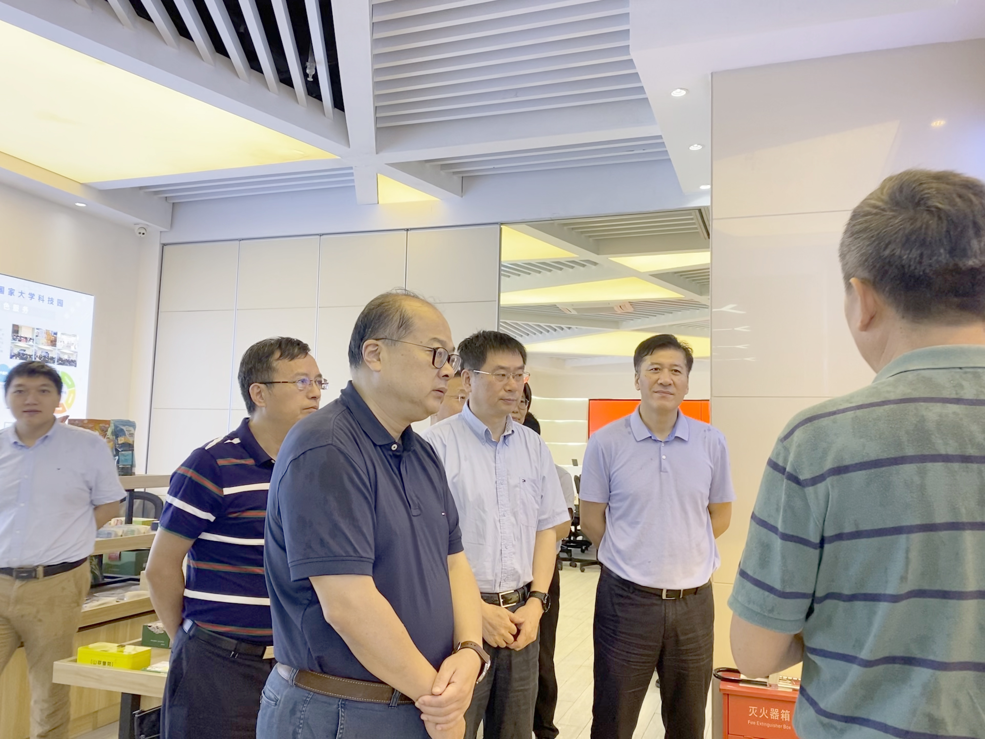 无锡市人大常委会党组副书记,副主任吴峰枫一行至园区考察交流